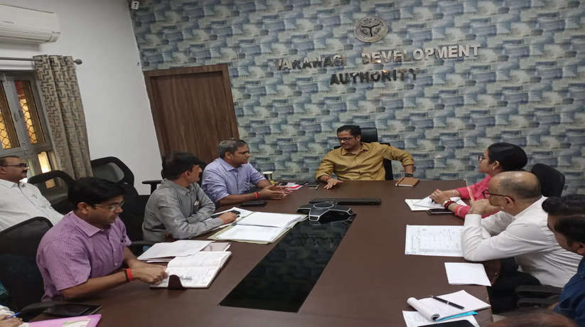 Varanasi News: वाराणसी विकास प्राधिकरण के उपाध्यक्ष ने रोप-वे परियोजना का चल रहे विकास कार्य के सम्बन्ध में प्राधिकरण कार्यालय सभागार में रोप-वे परियोजना टीम के साथ की बैठक