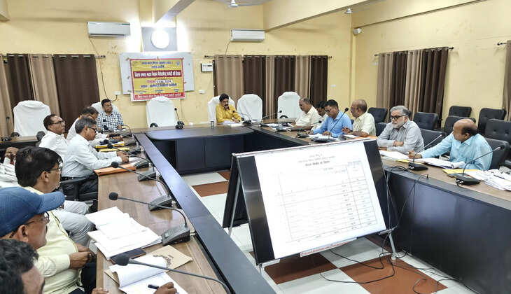 Chanduli News: ग्रामीण विकास विभाग द्वारा संचालित विभिन्न योजनाओं की समीक्षा बैठक संपन्न,&nbsp;बैठक में तेजी से योजनाओं को पूरा करने का आह्वान