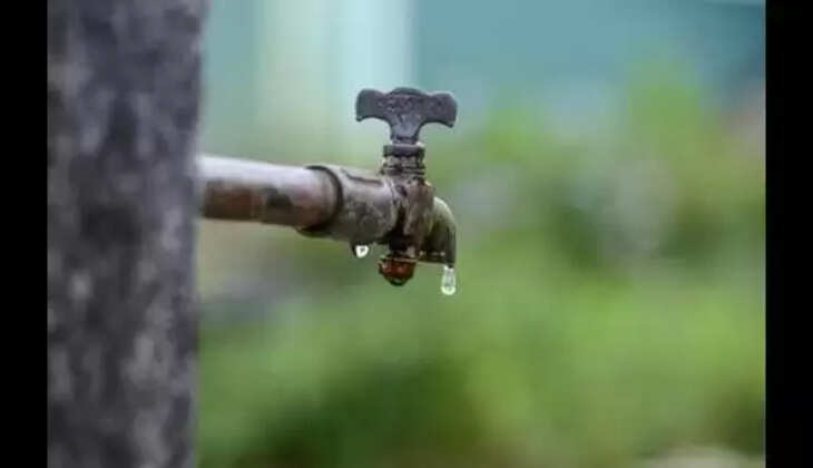 वाराणसी। नगर निगम सीमा से सटे ग्रामीण क्षेत्र रमना में रहने वाले ग्रामीण भीषण गर्मी में पेयजल की समस्या से जूझ रहे हैं। पेयजल की समस्या को देखते हुए विश्व पेयजल योजना के तहत 7 करोड़ों रुपए की लागत से ओवरहेड टैंक बंद कर तैयार किया गया। ओवरहेड टैंक बनने के बाद भी पाइपलाइन बिछाने का पूरा काम नहीं होने के कारण ओवरहेड टैंक से सप्लाई होने वाला पानी सिर्फ कुछ लोगों को ही मिल पाता है। बाकी लोग पानी की समस्या से जूझ रहे हैं। रमना गांव के दलित बस्ती राजभर बस्ती मलहीया साहनी बस्ती पानी का सप्लाई नहीं पहुंच रहा है। भीषण गर्मी में लोग पानी का काम अगल-बगल में लगे हैंडपंप और वाटर पंप से लेकर काम चला रहे हैं। रमना के रहने वाले संतोष साहनी दिलीप राम कल्लू साहनी बसंत राम दीना पटेल ने बताया कि ओवरहेड टैंक लगने के बाद पाइप लाइन बिछाने का पूरा काम नहीं हो पाया। जिसके कारण सप्लाई का पानी नहीं मिल पा रहा है। रमना गांव के प्रधान पति अमित पटेल ने बताया कि ओवरहेड टैंक का निर्माण करोड़ों से करवाया गयाl काम कराने वाले ठेकेदार ने पाइप लाइन बिछाने का पूरा काम नहीं किया। जिसकी शिकायत भी जिलाधिकारी से लेकर प्रधानमंत्री को पत्र भेजकर किया गया। जिसके बाद भी कोई सुनवाई समस्या की तरफ नहीं हुआ।