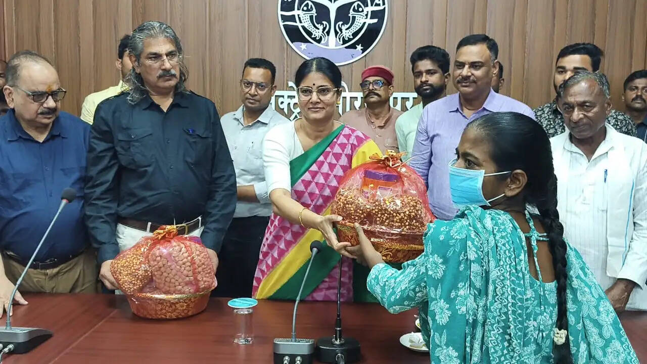 केंद्रीय राज्यमंत्री ने कहा कि टीबी को लेकर लोगों में जागरूकता बढ़ाना बेहद जरूरी है। गांवों में आयोजित होने वाले कैंप में ग्राम प्रधान और शहरी क्षेत्रों में सभासदों को भी शामिल किया जाए। ग्रामीणों को टीबी के लक्षण, बचाव और समय पर इलाज के महत्व की जानकारी दी जाए, ताकि संक्रमण को फैलने से रोका जा सके।