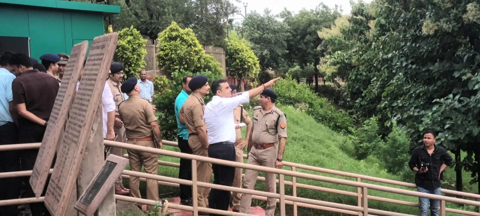 एयर शो का एरियल डिस्प्ले काशी के विभिन्न घाटों के साथ ही गंगा के उस पार से भी देखा जा सकेगा। प्रशासन को उम्मीद है कि बड़ी संख्या में लोग इस आयोजन के साक्षी बनेंगे। कार्यक्रम में करीब पांच हजार लोगों के लिए पास जारी किए जाने की व्यवस्था प्रस्तावित है। इसके अलावा दिल्ली से आने वाले वीआईपी अतिथियों के बैठने की व्यवस्था भी की जा रही है।