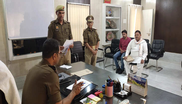 Chanduali News: पुलिस अधीक्षक चन्दौली सहित समस्त राजपत्रित पुलिस अधिकारियों द्वारा प्रतिदिन की भांति जनता दर्शन में आए फरियादियों की सुनी गई समस्याएं।