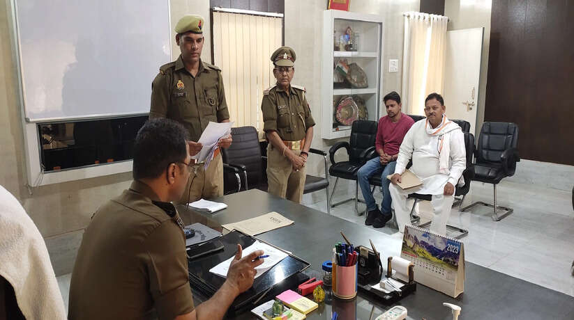 Chanduali News: पुलिस अधीक्षक चन्दौली सहित समस्त राजपत्रित पुलिस अधिकारियों द्वारा प्रतिदिन की भांति जनता दर्शन में आए फरियादियों की सुनी गई समस्याएं।