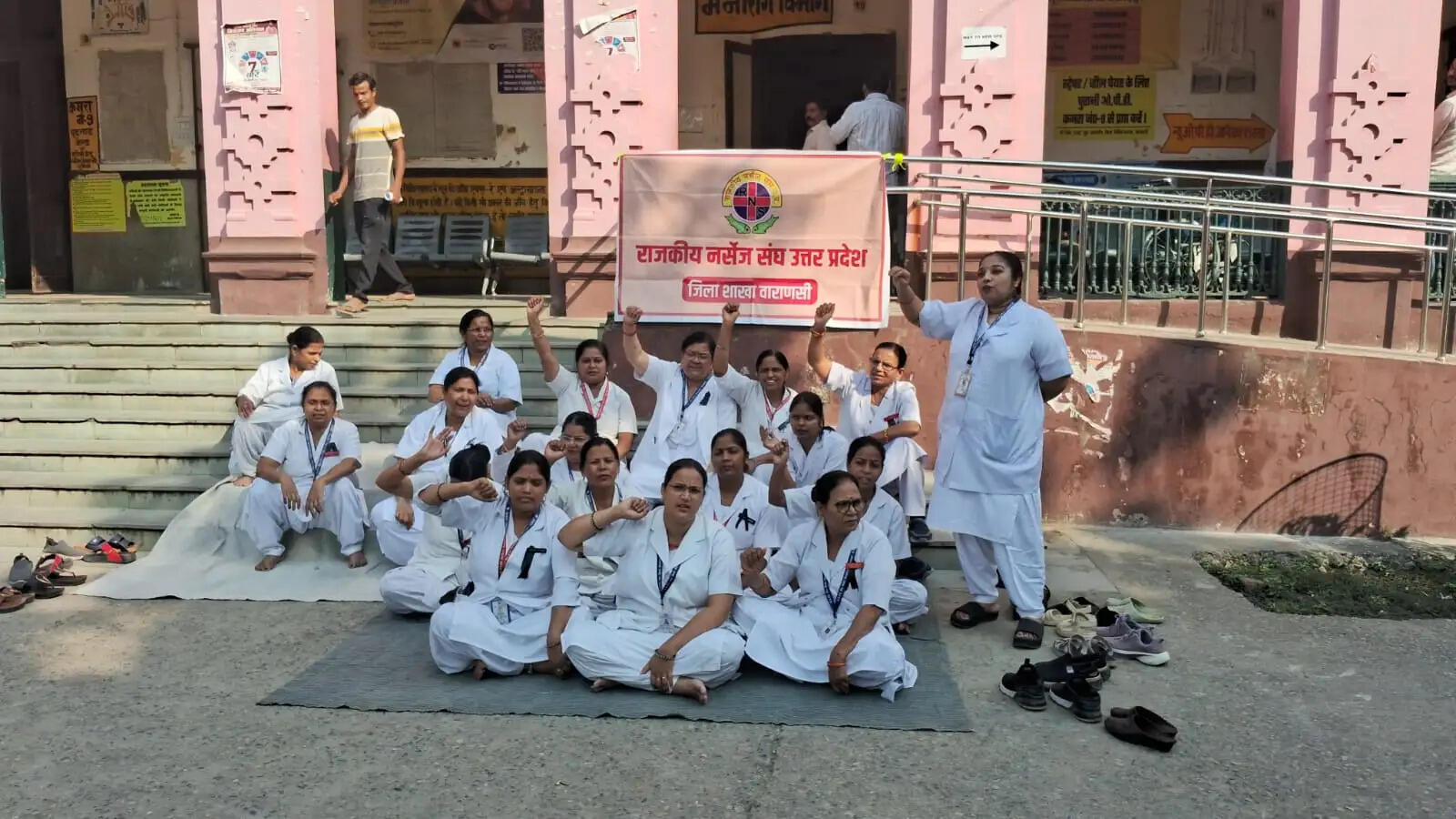 13 सूत्रीय मांगों को लेकर राजकीय नर्सेस संघ का प्रदर्शन, पदोन्नति पर मिला आश्वासन