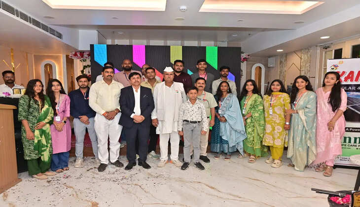 2000 सोलर इंस्टॉलेशन पूरे होने पर कनक सोलर एंड एनर्जी की टीम सम्मानित