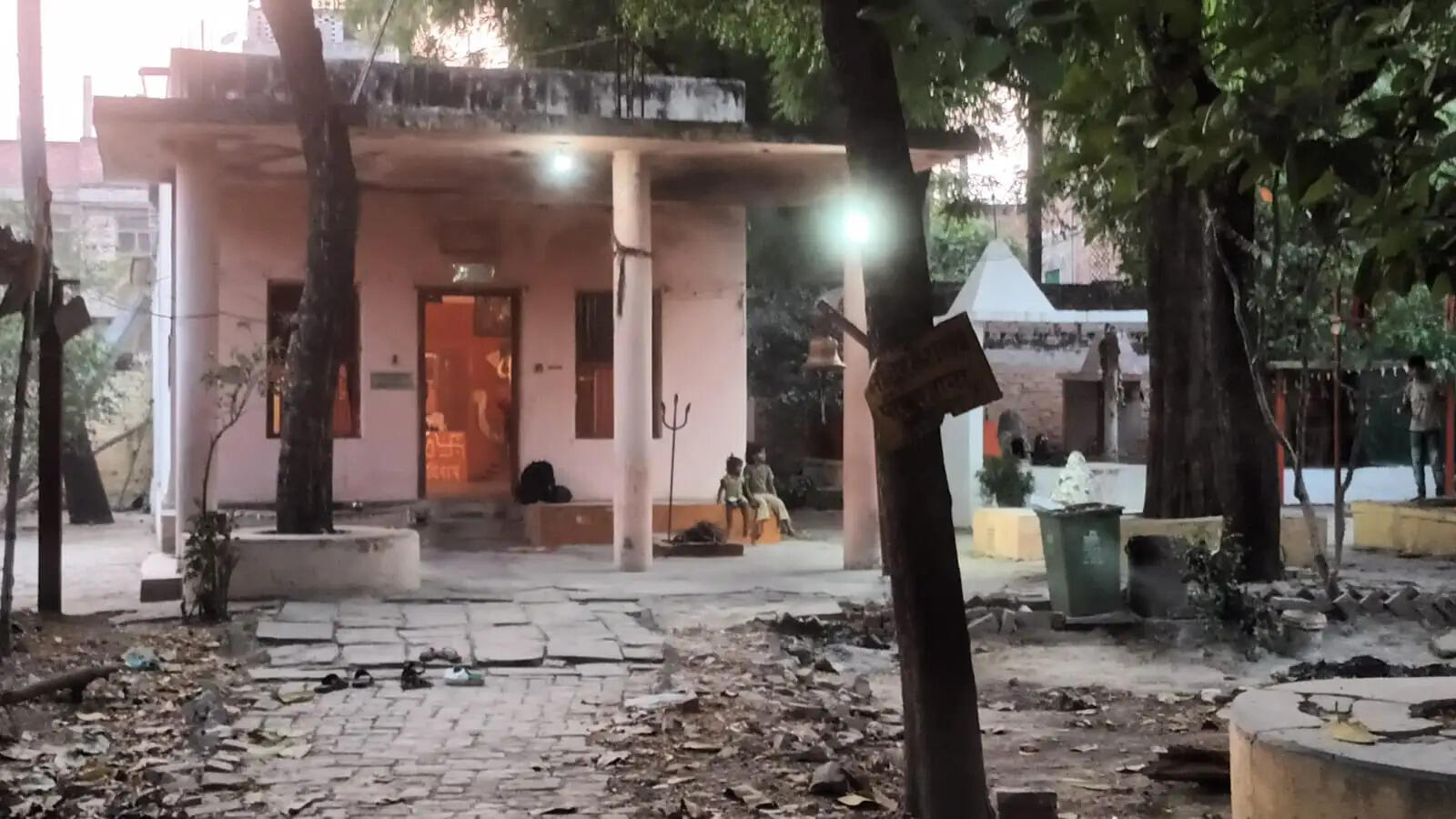 वाराणसी में मंदिर के जमीन पर फर्जी रजिस्ट्री, दबंगों ने मंदिर से शिवलिंग व त्रिशूल को हटाया