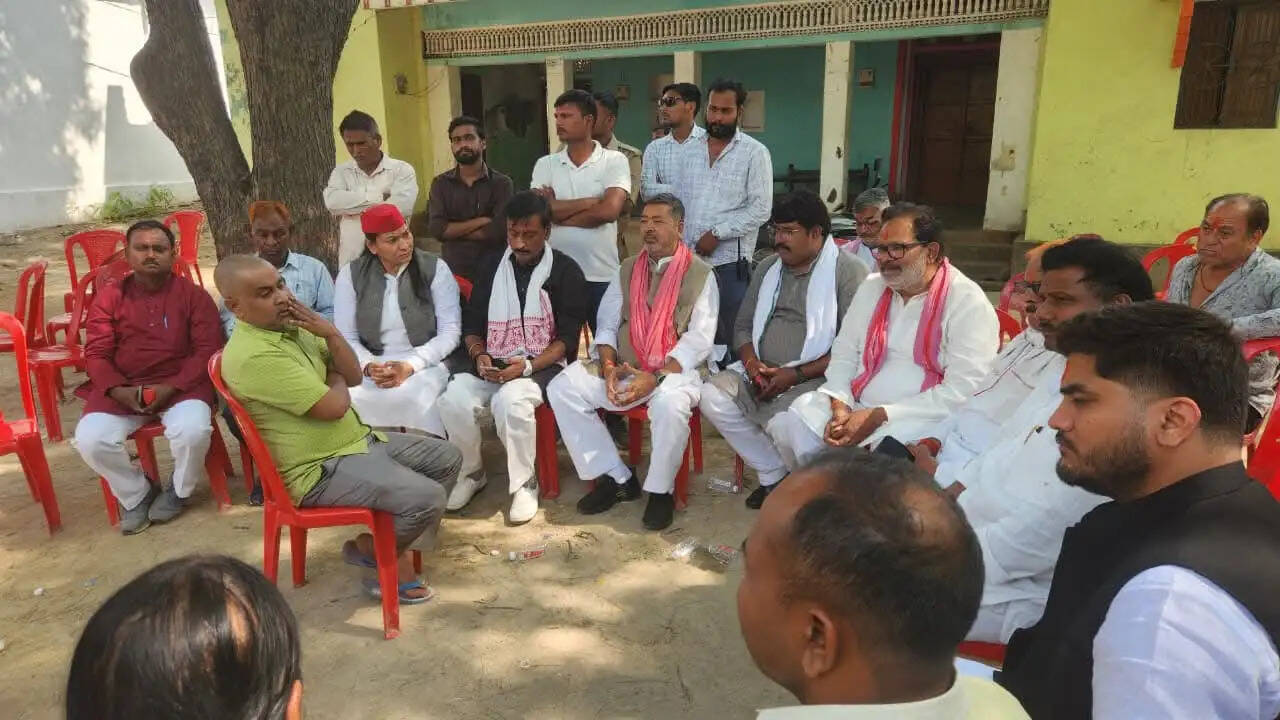 Varanasi news:&nbsp;घमहापुर&nbsp;मनीष सिंह&nbsp;हत्याकांड पर सियासी पारा चढ़ा, पीड़ित परिवार को न्याय दिलाने की उठी तेज मांग