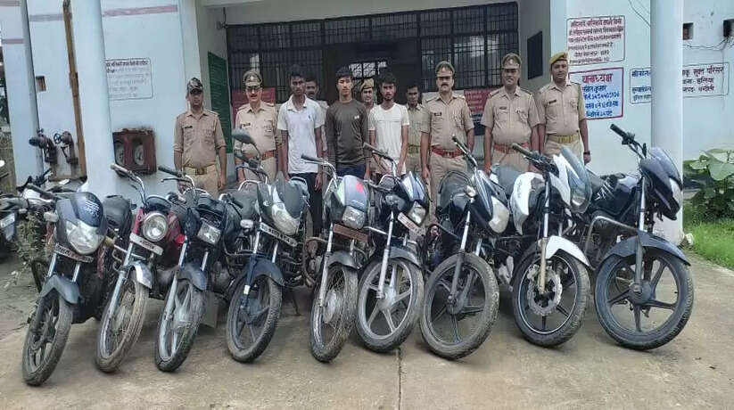 चन्दौली: स्वाट टीम व थाना इलिया पुलिस ने 03 शातिर चोरों को 09 अदद चोरी की मोटरसाईकिल के साथ किया गिरफ्तार   