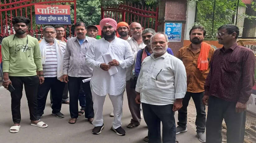 वाराणसी शहर में अवैध आटो रिक्शा एवं ई-रिक्शा चलवाने को लेकर कमिश्नर को दिया गया ज्ञापन
