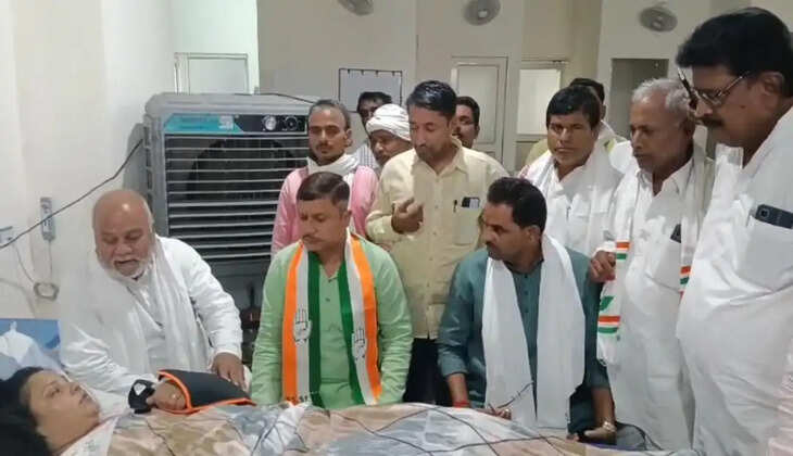 चंदौली जनपद में सपा महिला मोर्चा की जिलाध्यक्ष गार्गी पटेल पर हुए हमले के बाद राजनीतिक माहौल गरमा गया है। रविवार को जिला अस्पताल में भर्ती घायल गार्गी पटेल से मिलने कांग्रेस का प्रतिनिधिमंडल पहुंचा, जहां कांग्रेस नेताओं ने घटना को लेकर भाजपा सरकार पर जमकर निशाना साधा। बताया जा रहा है कि मुगलसराय थाना क्षेत्र के पड़ाव स्थित आवास पर पूर्व ब्लॉक प्रमुख प्यारेलाल के परिजनों द्वारा सपा नेत्री गार्गी पटेल पर हमला किया गया था। घटना के बाद उन्हें घायल अवस्था में अस्पताल में भर्ती कराया गया। कांग्रेस जिलाध्यक्ष बोले- हमलावर भाजपा से जुड़े लोग जिला अस्पताल पहुंचे कांग्रेस जिलाध्यक्ष अरुण द्विवेदी ने घटना की कड़ी निंदा करते हुए कहा कि हमलावर भाजपा से जुड़े हुए लोग हैं। उन्होंने कहा कि प्रदेश में महिलाओं की सुरक्षा केवल नारों तक सीमित रह गई है। अरुण द्विवेदी ने भाजपा सरकार पर हमला बोलते हुए कहा कि &ldquo;बेटी बचाओ, बेटी पढ़ाओ&rdquo; और &ldquo;महिला वंदन&rdquo; जैसे अभियान केवल दिखावा बनकर रह गए हैं। उन्होंने आरोप लगाया कि प्रदेश में राजनीतिक द्वेष की भावना से विपक्षी नेताओं को निशाना बनाया जा रहा है। कानून व्यवस्था पर उठाए सवाल कांग्रेस के पूर्व प्रदेश महासचिव देवेंद्र सिंह मुन्ना ने भी घटना को लेकर प्रशासन और सरकार पर सवाल खड़े किए। उन्होंने कहा कि जनपद में लगातार अपराध बढ़ रहे हैं और कानून व्यवस्था पूरी तरह ध्वस्त होती नजर आ रही है। देवेंद्र सिंह मुन्ना ने चेतावनी देते हुए कहा कि यदि मामले में निष्पक्ष कार्रवाई नहीं हुई तो कांग्रेस कार्यकर्ता डीएम और एसपी कार्यालय का घेराव करेंगे। पुलिस जांच में जुटी फिलहाल पुलिस पूरे मामले की जांच में जुटी हुई है। घटना के बाद राजनीतिक दलों की प्रतिक्रियाओं से मामला और अधिक गरमा गया है। स्थानीय स्तर पर इस घटना को लेकर चर्चाओं का दौर जारी है।