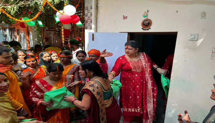 Varanasi News: किन्नर समाज की गुरु मां रीना किन्नर के नेतृत्व में&nbsp;महाशिवरात्रि के दूसरे दिन&nbsp;शोभायात्रा निकाली गई