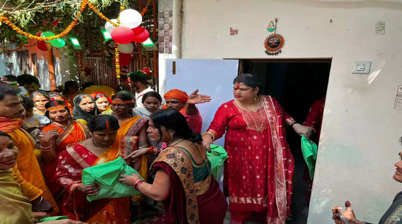 Varanasi News: किन्नर समाज की गुरु मां रीना किन्नर के नेतृत्व में महाशिवरात्रि के दूसरे दिन शोभायात्रा निकाली गई