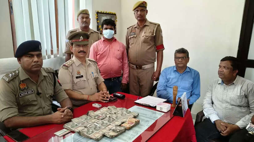 अपर पुलिस महानिदेशक रेलवे प्रकाश डी, पुलिस उपमहानिरीक्षक रेलवे प्रयागराज राहुल राज, वरिष्ठ पुलिस अधीक्षक रेलवे अनुभाग प्रयागराज ए०पी० सिंह, पुलिस उपाधीक्षक रेलवे वाराणसी श्याम जीत के द्वारा आगामी श्रावण मास मेला तथा मोहर्रम त्यौहार के दृष्टिगत चलाये जा रहे अभियान के तहत रेलवे स्टेशन, प्लेटफार्मों व सरकुलेटिंग एरिया में चोरी की घटनाओं की रोकथाम एवं अपराधियों/वारंटियों की गिरफ्तारी व बरामदगी अवैध तस्करी के मद्देनजर प्रभारी निरीक्षक हेमन्त सिंह के द्वारा मय हमराहियान उ0नि0 देवचन्द्र यादव व उ0नि0 मनोज कुमार, हे0का० इरशाद अली, का०राहुल कुमार, काoअजीत कुमार सिंह, का० शिव कुमार सभी थाना जीआरपी कैण्ट वाराणसी रवाना सुदा थाना हाजा से गस्त/चेकिंग करता हुआ प्लेट फार्म नं0-05 के फुटओवर ब्रीज पर सीढ़ी के पास पहुंचा, बही पर प्लेट फार्म ड्यूटी में लगे का0 महेन्द्र कुमार सिंह और का० सुयश कुमार भी आ गये। हम पुलिस वाले वही पर संदिग्ध व्यक्ति व संदिग्ध माल की चेकिंग कर ही रहे थे, कि एक व्यकित सिढ़ियो के पिछे छिपते हुए भागने का प्रयास करने लगा हम पुलिस वालो को शक होने पर उस व्यक्ति को उसी स्थान से कुछ दूर पर घेर कर पकड़ लिया गया। पकड़े गये व्यक्ति से भागने का कारण पुछा गया तो वह बताया कि सर मेरे पास बैग में 766000 रु0 (सात लाख छाछठ हजार रु०) है, जिसके कारण भाग रहा था तथा ने अपना नाम रामदर्शन कुमार प्रसाद पुत्र मोती प्रसाद भगत निवासी रुम नं0-02 सिद्धी विनायक चाल शिपोली रोड, कस्तुरी पार्क जवल, बोरबट पाड़ा, मुम्बई बोरीवली बेस्ट महाराष्ट्र पीन नं0-400092 है, जिसके पास बरामद नकद रुपया के संबन्ध में कोई भी साक्ष्य या दस्तावेज नहीं है। जिसकी सूचना जरिये दूरभाष उच्च्चाधिकारी गण एवं आयकर विभाग को दिया गया है। पुलिस उपाधीक्षक रेलवे वाराणसी व आयकर विभाग की टीम की मौजूदगी में बरमाद रुपयों में की गणना की गयी तो उपरोक्त रुपया 766000 रु० (सात लाख छाछठ हजार रु०) है। पकड़े गये उपरोक्त व्यक्ति व उसके कब्जे से बरामद रुपये के सम्बन्ध मे आयकर विभाग वाराणसी टीम द्वारा अग्रिम कार्यवाही की जायेगी। सराहनीय कार्य करने वाली टीम 1-प्रभारी निरीक्षक हेमन्त सिंह थाना जीआरपी कैण्ट वाराणसी 2- उ०नि० देवचन्द्र यादव थाना जीआरपी कैण्ट वाराणसी 3-30नि0 मनोज कुमार थाना जीआरपी कैण्ट बाराणसी 4-हे०का० इरशाद अली अंसारी थाना जीआरपी कैन्ट वाराणसी 5-काoराहुल कुमार थाना जीआरपी कैण्ट वाराणसी 6-का0 अजीत कुमार सिंह थाना जीआरपी कैण्ट वाराणसी 7- का० शिवकुमार थाना जीआरपी कैण्ट वाराणसी 8- का० महेन्द्र कुमार सिंह थाना जीआरपी कैण्ट वाराणसी 9- का० सुयश कुमार थाना जीआरपी कैण्ट वाराणसी
