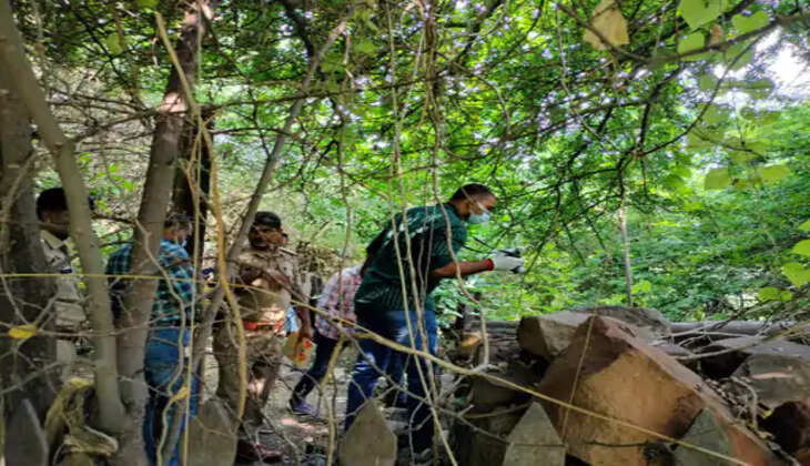 Varanasi News: माँ बाप के साथ स्टेशन पे सों रही बच्ची को बगल से उठा के ले गया शक्स ने की हत्या