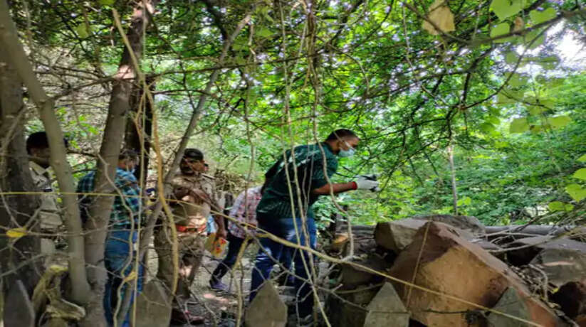 Varanasi News: माँ बाप के साथ स्टेशन पे सों रही बच्ची को बगल से उठा के ले गया शक्स ने की हत्या