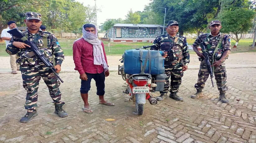 Madhubani News: डीज़ल की तस्करी कर रहे तस्कर को मोटरसाइकिल समेत एसएसबी ने किया गिरफ्तार