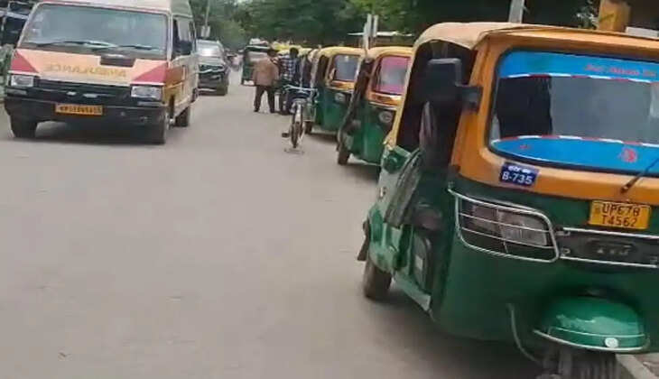 Chandauli News: शहाबगंज बस स्टैंड पर मेन रोड में बेतरतीब ऑटो खड़े करने का आरोप है। स्थानीय लोगों ने यातायात व्यवस्था सुधारने और कार्रवाई की मांग की है।