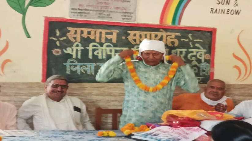 गोरखपुर में अध्यापक के विदाई समारोह में भावुक हुए लोग