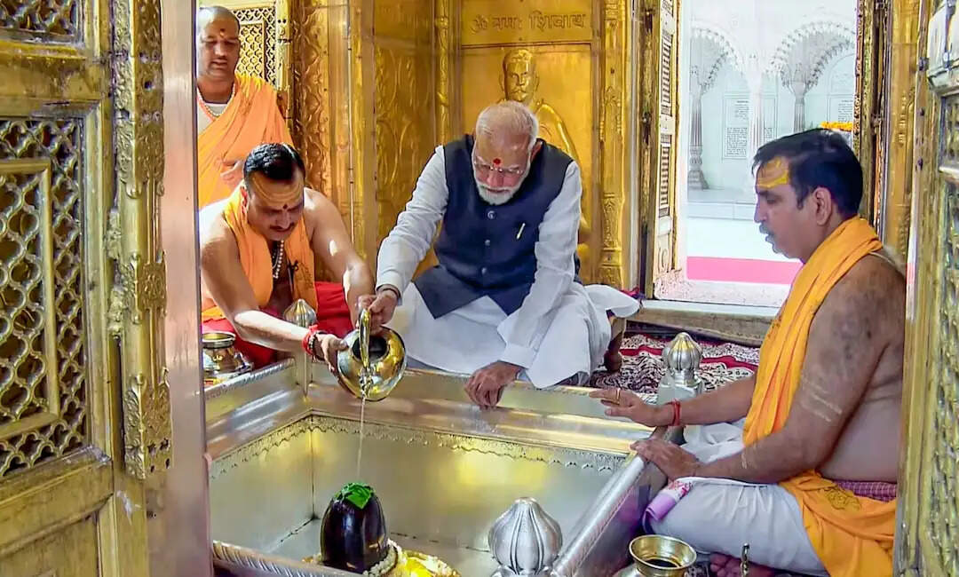 काशी में पीएम मोदी का भव्य रोड शो,&nbsp;बरेका से विश्वनाथ धाम तक गूंजा ‘हर-हर महादेव’