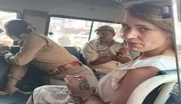 Varanasi News: रूस की महिला ने विश्वनाथ धाम के गेट पर मचाया उत्पात, श्रद्धालुओं की फूल-माला फेंकी