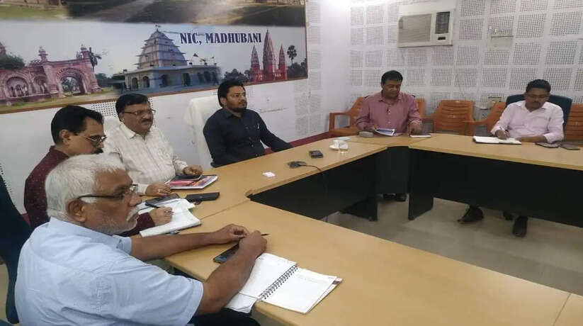 सभी पीएचसी में अविलम्ब फॉगिंग मशीन की करे ख़रीददारी: डीएम मधुबनी