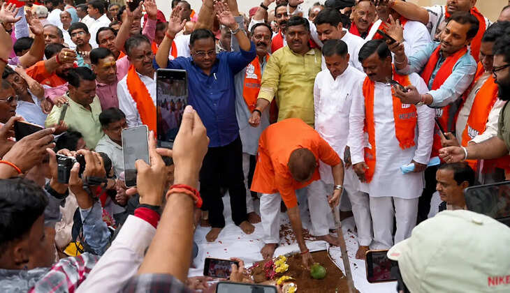 दालमंडी में विकास का श्रीगणेश, भूमि पूजन के साथ शुरू हुआ काम