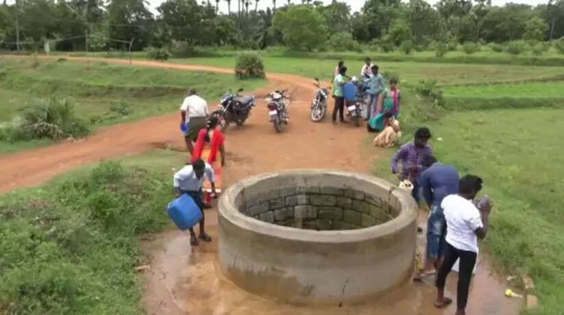 30 हजार रुपये खर्च कर खेत में खुदवाए गए कुएं से पानी न निकलने से आहत महिला किसान ने शुक्रवार की रात खेत में पेड़ से फांसी लगाकर जान दे दी। पुलिस ने शव को पोस्टमार्टम के लिए भेजा है। पुलिस आत्महत्या के अन्य कारणों की जांच कर रही है। श्रीनगर थाना क्षेत्र के पवा गांव निवासी महिला किसान उर्मिला राजपूत (60) के नाम 10 बीघा और उसके पति देवकी नंदन राजपूत के नाम दो बीघा भूमि है। खेती किसानी कर देवकी नंदन परिवार का भरण पोषण करते हैं। परिजनों ने बताया कि दस दिन पहले उर्मिला ने 30 हजार रुपये खर्च कर खेत में कुआं खुदवाया था, लेकिन मशक्कत के बाद भी कुएं से पानी नहीं निकला, जिससे वह परेशान थी। शुक्रवार रात दंपती खेत पर झोपड़ी में सो गए। शनिवार को सुबह पति ने पत्नी का पेड़ पर लटकता शव देखा तो होश उड़ गए। उर्मिला के बेटे धीरज राजपूत ने बताया कि मां ने खरीफ की फसल बेचकर कुआं खुदवाया था। कुएं से पानी नहीं निकलने से मां परेशान थी और इसी के चलते आत्महत्या कर ली। घटना से परिजनों का रो-रो कर बुरा हाल है। पुलिस घटना की जांच कर रही है।
