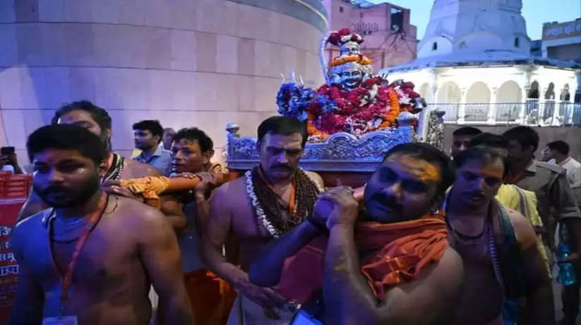 Varanasi News: सावन के अंतिम दिन श्रीकाशी विश्वनाथ का हुआ झूला श्रृंगार, दर्शन कर भक्त हुए निहाल