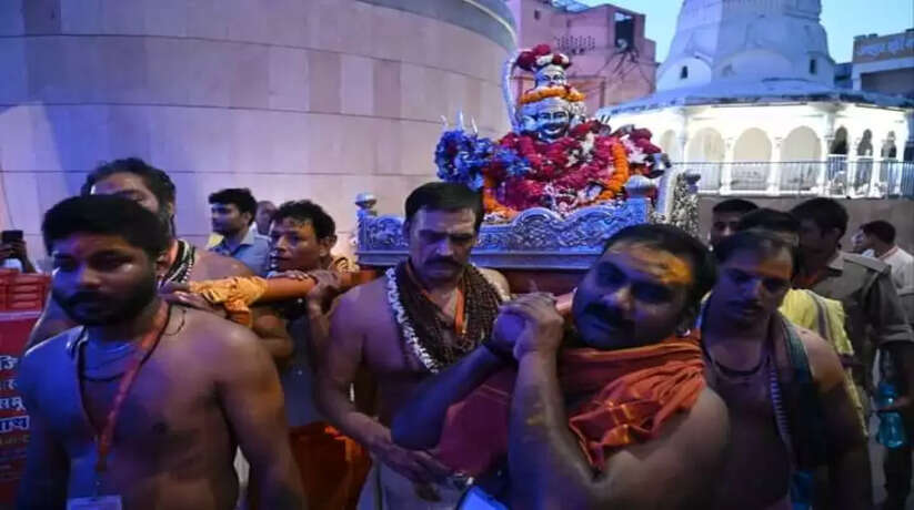 Varanasi News: सावन के अंतिम दिन श्रीकाशी विश्वनाथ का हुआ झूला श्रृंगार, दर्शन कर भक्त हुए निहाल