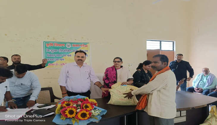 चंदौली में 60 किसानों को बांटे गए निःशुल्क बीज मिनीकिट, सांसद साधना सिंह ने योजनाओं का लाभ लेने की अपील की