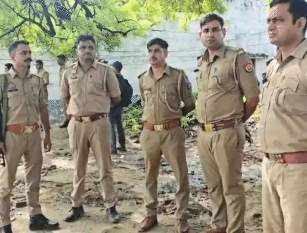 जनाजे में शामिल होने के लिए इलाहाबाद हाईकोर्ट ने जेल में बंद उसके दोनों भाइयों उमर अहमद और अली अहमद को पैरोल प्रदान की है। उमर फिलहाल लखनऊ जेल में जबकि अली झांसी जेल में बंद है। दोनों को कड़ी सुरक्षा के बीच प्रयागराज लाया जाएगा।