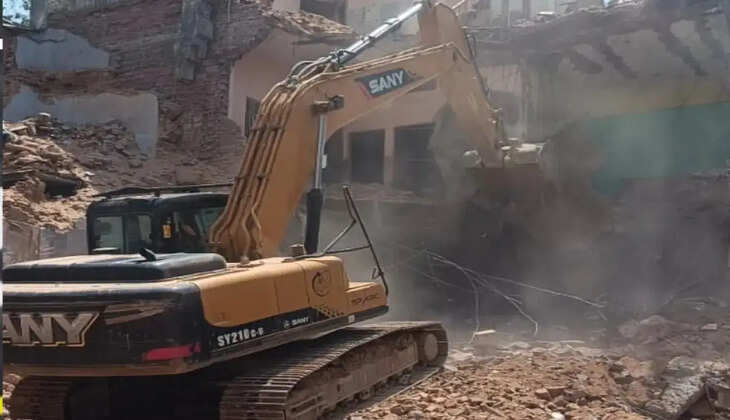 वाराणसी की दालमंडी में फिर चला बुलडोजर, 4 अवैध मकान ध्वस्त; अब सिर्फ 2 भवन बाकी