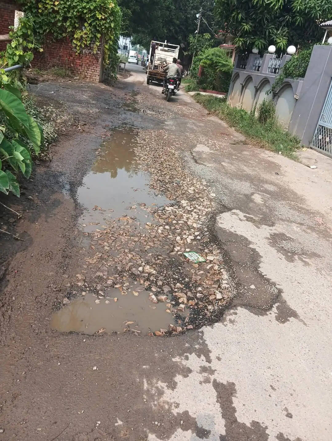 ग्रामीणों का कहना है कि सड़क की समस्या को लेकर कई बार संबंधित अधिकारियों और जनप्रतिनिधियों का ध्यान आकर्षित कराया जा चुका है। मरम्मत का आश्वासन मिलने के बावजूद स्थायी समाधान नहीं होने से लोगों में नाराजगी है। क्षेत्रवासियों ने प्रशासन से मौके का निरीक्षण कराकर सड़क की वास्तविक स्थिति का आकलन कराने और जल्द काम शुरू कराने की मांग की है।