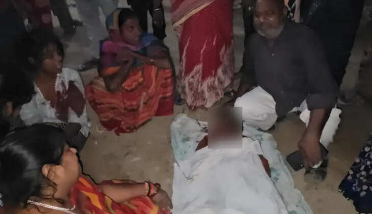 ट्रैक्टर की चपेट में आने से 12 वर्षीय अभिनव की मौत, परिजनों ने जताई साजिश की आशंका  रास्ते के विवाद को लेकर छह लोगों के खिलाफ नामजद तहरीर, झूंसी पुलिस ने शव पोस्टमार्टम के लिए भेजा  प्रयागराज, 24 अक्टूबर। झूंसी थाना क्षेत्र के वार्ड 45 स्थित छतनाग के नैका गांव में शुक्रवार शाम ट्रैक्टर की चपेट में आने से 12 वर्षीय अभिनव की मौत हो गई। घटना नैका प्राथमिक विद्यालय के पास घर के नजदीक हुई। हादसे के बाद गांव में अफरा-तफरी मच गई। सूचना पर पहुंची पुलिस ने शव को पोस्टमार्टम के लिए भेज दिया। वहीं, परिजनों ने पुराने रास्ते के विवाद को लेकर साजिश के तहत घटना को अंजाम दिए जाने का आरोप लगाया है।  परिजनों के अनुसार, 23 अक्टूबर की शाम करीब छह बजे अभिनव घर के पास साइकिल चला रहा था। इसी दौरान मिट्टी की ढुलाई कर रहा ट्रैक्टर पड़ोसी के यहां से मिट्टी उतारकर लौट रहा था। बताया जाता है कि इसी दौरान बच्चा ट्रैक्टर के पिछले पहिए की चपेट में आ गया। गंभीर चोट लगने से उसकी मौके पर ही मौत हो गई। घटना देखते ही आसपास के लोगों ने ट्रैक्टर और चालक को पकड़ लिया। कुछ ही देर में बड़ी संख्या में ग्रामीण और बच्चे के परिजन मौके पर पहुंच गए।  सूचना मिलने पर झूंसी पुलिस घटनास्थल पर पहुंची। शव को कब्जे में लेने की प्रक्रिया के दौरान परिजन और ग्रामीण नाराज हो गए। काफी समझाने-बुझाने तथा उचित कार्रवाई और हरसंभव मदद का आश्वासन मिलने के बाद परिजन शांत हुए। इसके बाद पुलिस शव को पोस्टमार्टम के लिए ले गई। ट्रैक्टर, चालक और स्थानीय निवासी राजाराम को भी थाने ले जाया गया।  परिजनों ने देर रात झूंसी थाने में लिखित तहरीर देकर छह लोगों के खिलाफ नामजद शिकायत की। शिकायत में राजाराम पुत्र मुंडा, शशि शेखर, शिवानंद, शिवम, सौरभ और सच्चिदानंद के नाम शामिल हैं। परिजनों का आरोप है कि रास्ते को लेकर पड़ोसी परिवार से लंबे समय से विवाद चल रहा था। उन्होंने दावा किया कि जमीन संबंधी विवाद और मारपीट को लेकर पहले भी मुकदमा दर्ज कराया गया था। परिजनों ने यह भी आरोप लगाया कि घटना से दो दिन पहले धमकी दी गई थी और अभिनव को जानबूझकर ट्रैक्टर से कुचला गया। हालांकि, इन आरोपों की स्वतंत्र पुष्टि नहीं हुई है। ट्रैक्टर चालक का नाम फिलहाल स्पष्ट नहीं है।  पुलिस मामले के सभी पहलुओं की जांच में जुटी है। घटना दुर्घटना थी या इसके पीछे कोई साजिश थी, इसका खुलासा जांच के बाद ही हो सकेगा।  अभिनव अपने परिवार में चार बहनों के बीच इकलौता बेटा था। उसके पिता उमाकांत झूंसी स्थित रोडवेज परिवहन विभाग में संविदा कर्मचारी हैं, जबकि मां का नाम सविता है। बेटे की मौत से माता-पिता का रो-रोकर बुरा हाल है। घटना के बाद पूरे मोहल्ले में शोक छा गया। वार्ड 45 छतनाग के पार्षद शिवनारायण यादव और अशोक यादव भी मौके पर पहुंचे। उन्होंने घटना पर दुख जताते हुए परिजनों को उचित कार्रवाई और हरसंभव मदद का आश्वासन दिया।