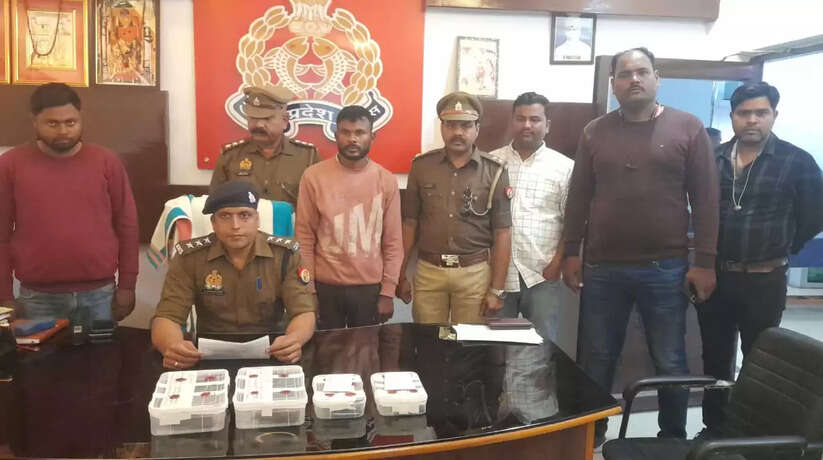 Varanasi News: 02 नफर अंतरराज्यीय असलहा तस्कर थाना लंका पलिस द्वारा गिरफ्तार,कब्जे से 315 बोर के 02 अवैध तमन्चे बरामद