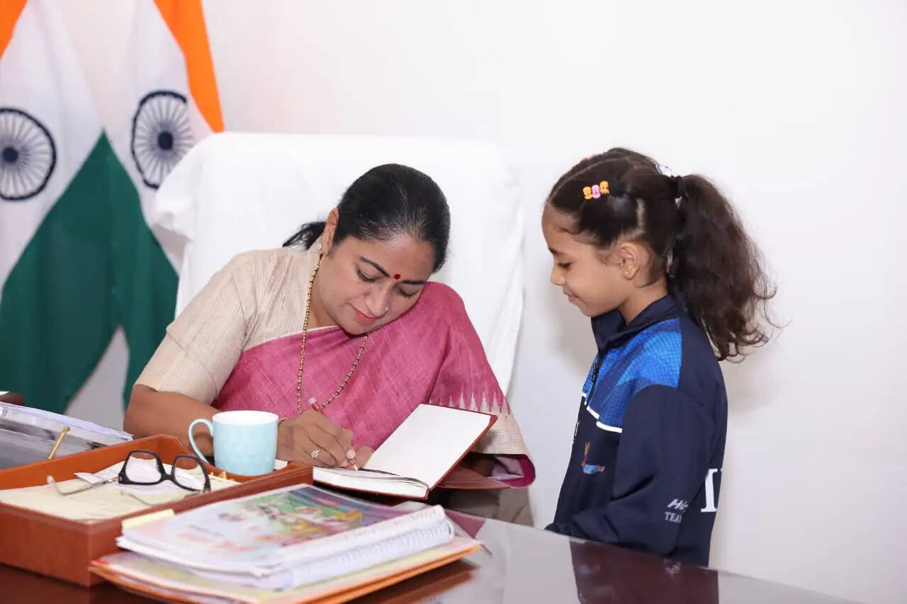 विश्व योग मंच पर चमका भारत का नाम, 8 वर्षीय वान्या शर्मा बनीं “ग्लोबल योग आइकन”