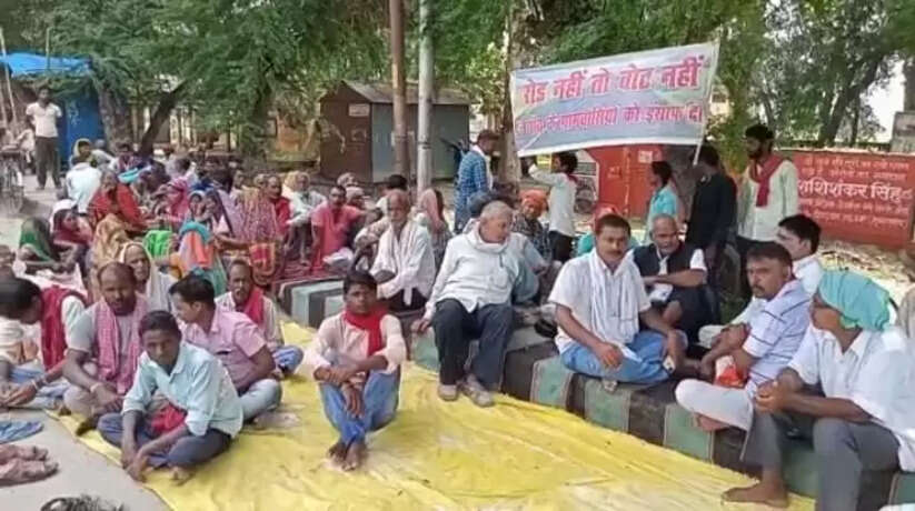 5 गांव के लोगों का पांचवे दिन सड़क निर्माण को लेकर धरना प्रदर्शन जारी