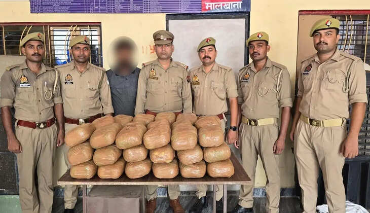 वाराणसी के लोहता थाना क्षेत्र में पुलिस और SOG की संयुक्त कार्रवाई में ट्रक से 54 किलो अवैध गांजा बरामद किया गया। अंतर्राज्यीय तस्कर गिरफ्तार, NDPS एक्ट में मुकदमा दर्ज।