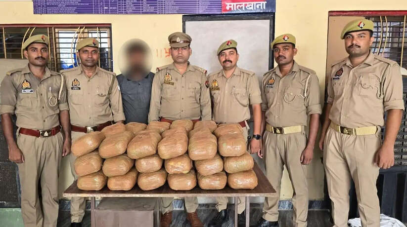 वाराणसी के लोहता थाना क्षेत्र में पुलिस और SOG की संयुक्त कार्रवाई में ट्रक से 54 किलो अवैध गांजा बरामद किया गया। अंतर्राज्यीय तस्कर गिरफ्तार, NDPS एक्ट में मुकदमा दर्ज।
