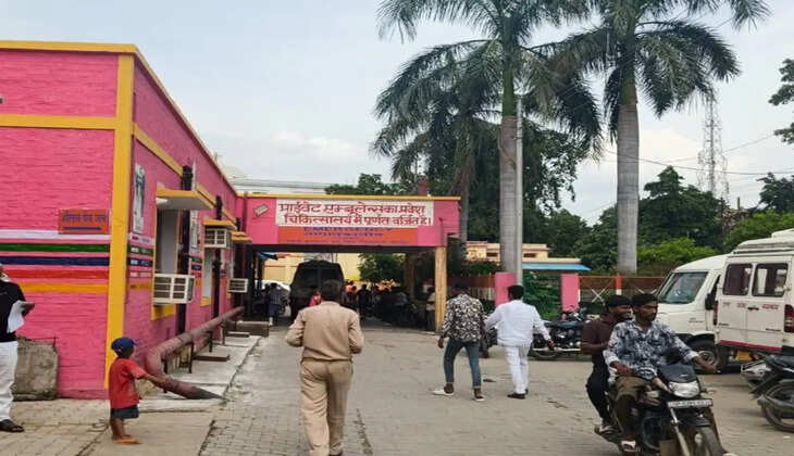 गोरखपुर। जिला अस्पताल में नियमित मेडिकल परीक्षण के दौरान अभिरक्षा में लाया गया एक बाल अपचारी पुलिस को चकमा देकर फरार हो गया। घटना के बाद पुलिस महकमे में हड़कंप मच गया। मामले को गंभीरता से लेते हुए वरिष्ठ पुलिस अधीक्षक (एसएसपी) डॉ. कोस्तुभ ने अभिरक्षा ड्यूटी में तैनात दरोगा समेत चार पुलिसकर्मियों को तत्काल प्रभाव से निलंबित कर दिया है।  जानकारी के अनुसार, बुधवार को बाल अपचारी को नियमित स्वास्थ्य परीक्षण के लिए जिला अस्पताल लाया गया था। मेडिकल जांच के दौरान सुरक्षा व्यवस्था में हुई चूक का फायदा उठाकर वह पुलिस अभिरक्षा से फरार हो गया। घटना की सूचना मिलते ही पुलिस अधिकारियों ने तत्काल खोजबीन शुरू कर दी और उसकी गिरफ्तारी के लिए विशेष टीमें गठित की गईं।  प्रारंभिक जांच में अभिरक्षा ड्यूटी में लापरवाही सामने आने पर एसएसपी डॉ. कोस्तुभ ने उपनिरीक्षक संजय पांडेय, मुख्य आरक्षी रामधारी यादव, आरक्षी राजेश कुमार तथा आरक्षी प्रेम नारायण वर्मा को निलंबित कर दिया। चारों पुलिसकर्मियों को पुलिस लाइन से संबद्ध करते हुए विभागीय जांच के आदेश भी जारी किए गए हैं।  एसएसपी ने स्पष्ट निर्देश दिए हैं कि ड्यूटी के दौरान किसी भी स्तर की लापरवाही बर्दाश्त नहीं की जाएगी। उन्होंने संबंधित अधिकारियों को फरार बाल अपचारी की जल्द गिरफ्तारी सुनिश्चित करने तथा भविष्य में ऐसी घटनाओं की पुनरावृत्ति रोकने के लिए सुरक्षा व्यवस्था और अधिक सुदृढ़ करने के निर्देश दिए हैं।  फिलहाल पुलिस की टीमें संभावित ठिकानों पर लगातार दबिश दे रही हैं। वहीं जिला अस्पताल परिसर और आसपास लगे सीसीटीवी कैमरों की फुटेज भी खंगाली जा रही है। पुलिस अधिकारियों का कहना है कि फरार बाल अपचारी की तलाश युद्धस्तर पर जारी है और उसे जल्द ही पकड़ लिया जाएगा।