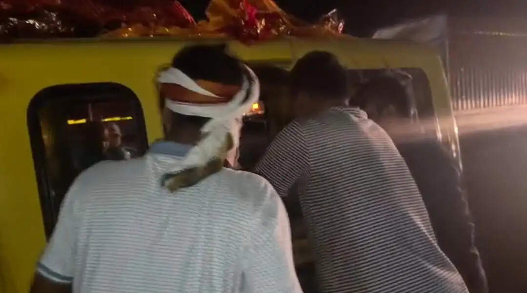 चन्दौली में भीषण सड़क हादसा, अंतिम संस्कार के लिए जा रही मैजिक ट्रक से टकराई, 17 लोग गंभीर घायल