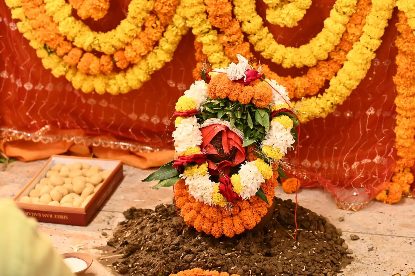 काशी विश्वनाथ धाम में कलश स्थापना के साथ शारदीय नवरात्रि का शुभारंभ