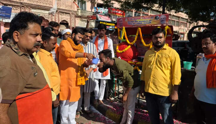 वाराणसी: भीषण गर्मी से राहत के लिए मैदागिन पर लगा निशुल्क प्याऊ, त्रिशक्ति सेवा फाउंडेशन और हिंदू युवा वाहिनी की अनूठी पहल