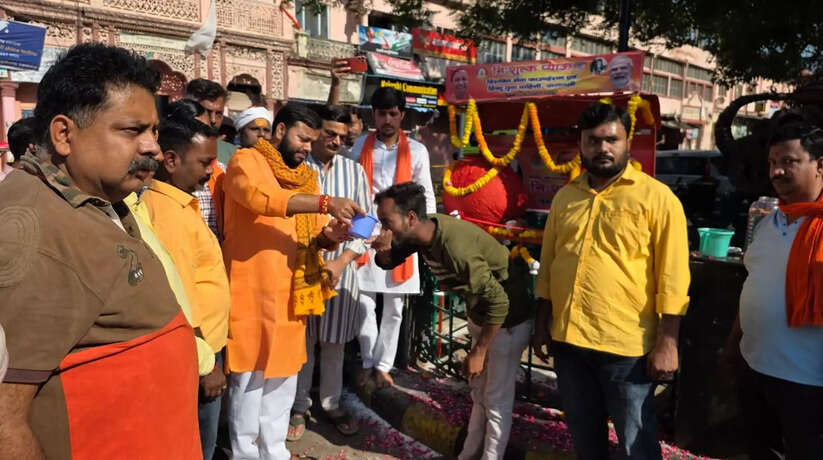 वाराणसी: भीषण गर्मी से राहत के लिए मैदागिन पर लगा निशुल्क प्याऊ, त्रिशक्ति सेवा फाउंडेशन और हिंदू युवा वाहिनी की अनूठी पहल
