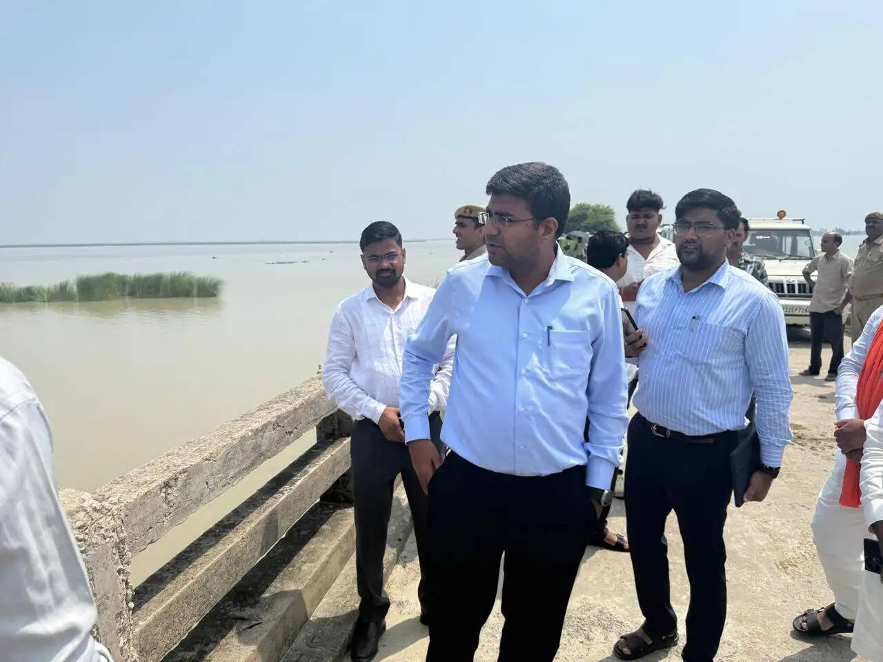 गोरखपुर के बाढ़ प्रभावित गांवों में पहुंचे डीएम, राहत कार्य तेज करने के निर्देश