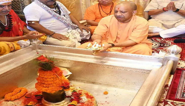 सावन माह के पहले दिन मुख्यमंत्री योगी आदित्यनाथ ने वाराणसी में बाबा काशी विश्वनाथ का जलाभिषेक कर प्रदेशवासियों के सुख-समृद्धि की कामना की। इसके बाद बाबा काल भैरव मंदिर में दर्शन-पूजन और आरती भी की।
