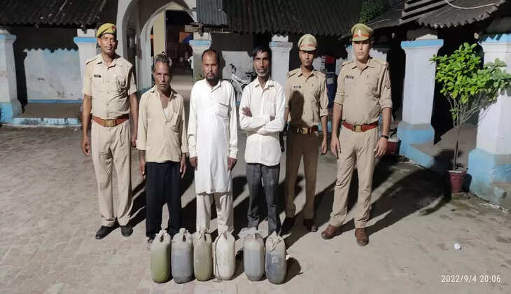 वाराणसी: थाना फूलपुर पुलिस ने 60 लीटर अवैध देशी शराब के साथ तीन अभियुक्तों को किया गिरफ्तार