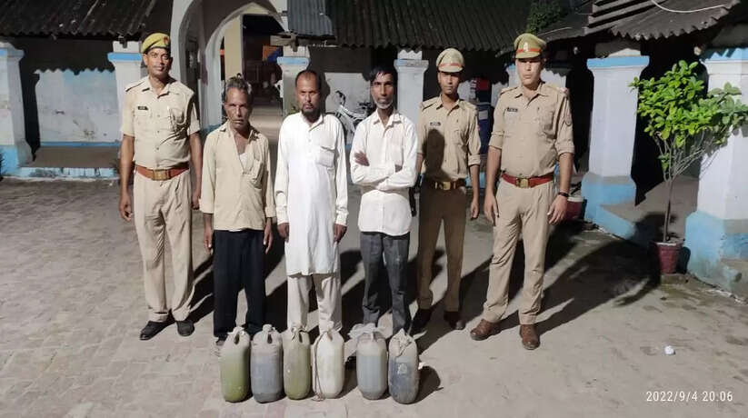 वाराणसी: थाना फूलपुर पुलिस ने 60 लीटर अवैध देशी शराब के साथ तीन अभियुक्तों को किया गिरफ्तार