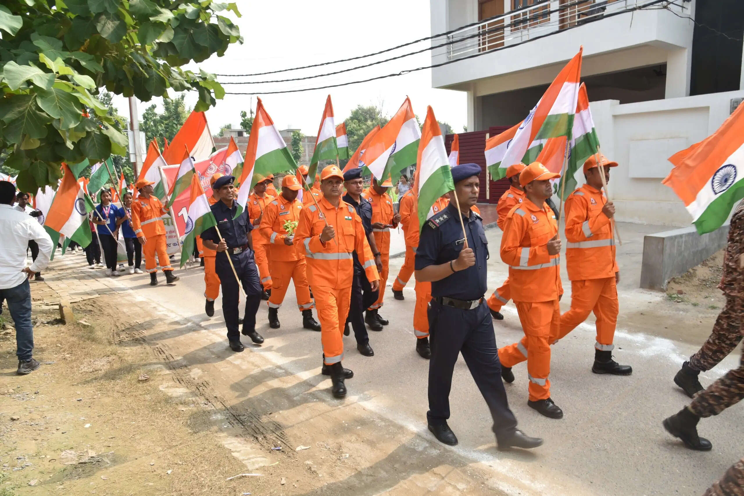 13 अगस्त को आयोजित इस कार्यक्रम में एनडीआरएफ के बचाव कार्मिकों ने हाथों में राष्ट्रीय ध्वज लेकर आमजन को राष्ट्रप्रेम और तिरंगे के सम्मान का संदेश दिया।