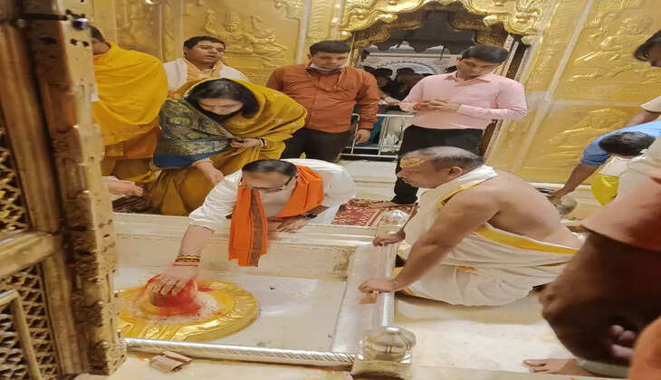 परिवार के साथ श्री काशी विश्वनाथ धाम पहुंचे डिप्टी सीएम बृजेश पाठक, दर्शन-पूजन कर लिया आशीर्वाद